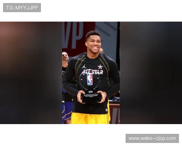 暖心一幕：客队小球迷获赠主场球员落场球衣，喜极而泣