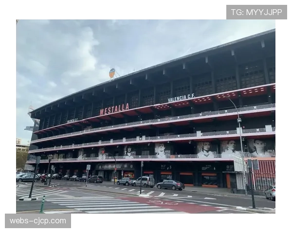 瓦伦西亚全队参观梅斯塔利亚球场翻新工程，新赛季将回归